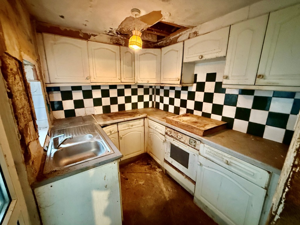 Lot: 40 - THREE STOREY HOUSE WITH POTENTIAL FOR SUB-DIVISION - Lower ground floor kitchen